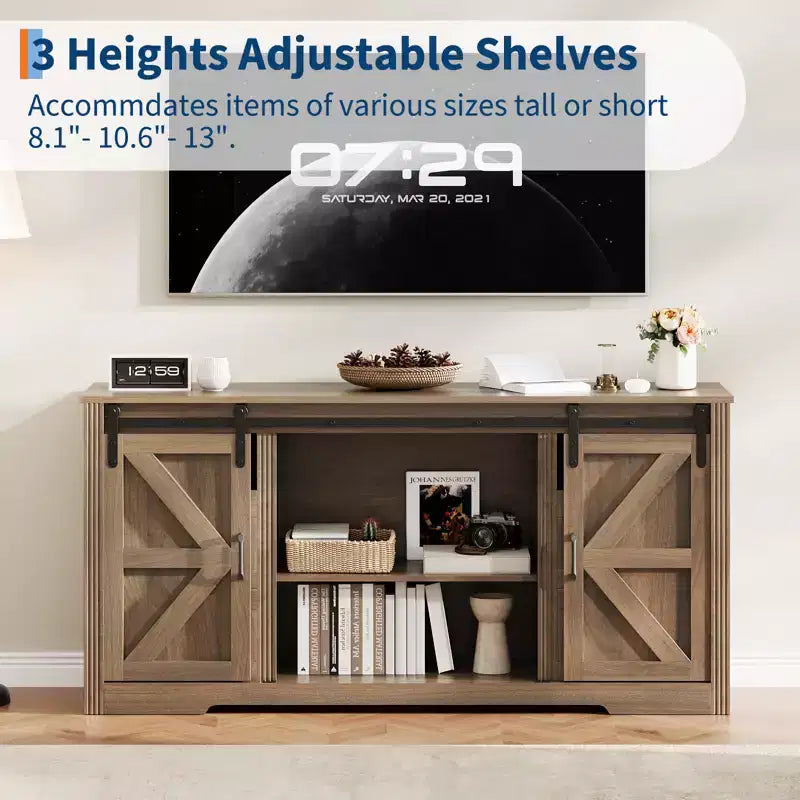 Meuble TV moderne, pour téléviseurs jusqu'à 70 pouces, avec 4 tiroirs et portes coulissantes de style grange pour un centre de divertissement de salon.