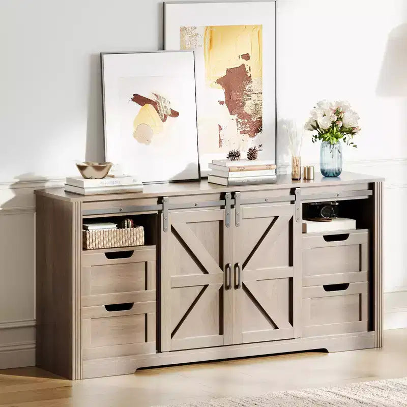 Meuble TV moderne, pour téléviseurs jusqu'à 70 pouces, avec 4 tiroirs et portes coulissantes de style grange pour un centre de divertissement de salon.